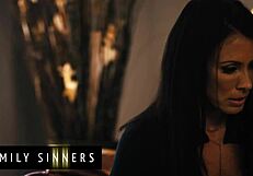 ريغان فوكس تغوي ابن زوجها بصدرها الكبير وهي تخلع ملابسها