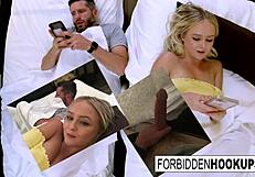 Seksi sarışın azgın üvey kardeşini sert sikiyor