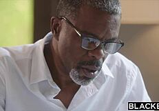 BBC-lakomna nepremičninska agentka Xxlayna hrepeni po starejših moških za intenzivno akcijo z roko