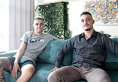 First time gay Couch experience: amateur massage with a happy ending