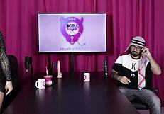 loira gostosa kisses, sucks, and gets licked after guest's wild family story