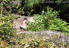 Chockad tjej knullas av främling på nudiststrand!