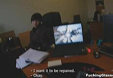 戴眼镜的大学生少女快速操和射精