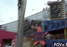 Regarde cette vraie jeune de 18+ se faire lécher, pipe, et baiser fort !