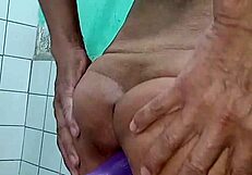 De mañana es relajante estimularse el culo en gay solo