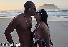 Tätowierte Latina verloren am Nacktbadestrand, ritt meinen Monsterschwanz hart