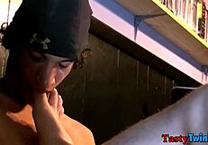 Млад твинк опитва гей смучене с POV свирка в кола.