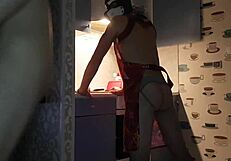 أسمودي وجاسبر، الجراء، يطبخان العشاء معا في المطبخ، يشكلان فريقا رائعا!