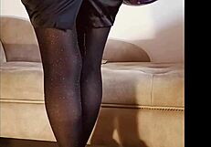 在闪亮的丝袜里尿尿，同时用性感脚挑逗。在厕所的单人性癖秀能更热吗？