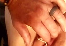 زوجة بي بي دبليو سمينة في تحليلي مبشري مع إصبع