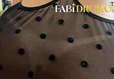 섹시한 MILF가 흥분해서 깨어나 장난감을 썼어