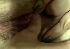 Pomagam ji dražiti in prstati njeno tesno pičko od blizu