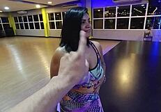 na academia sem calcinha treinando com tes�o