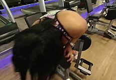 na academia sem calcinha treinando com tes�o