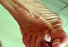 Beautiful Milf Achieves Orgasm in Homemade Couple Scene!