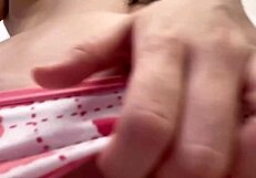 Zakaj nihče noče nabiti moje ozke mokre mučke z velikim kurcem?