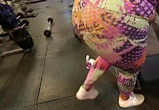 na academia sem calcinha treinando com tes�o