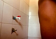 Koupe se, zatímco nevlastní sestra šuká v vedlejší místnosti