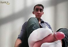 Ayah Gay Tiri Guna Kaki untuk Dominasi Banduan Semasa Interogasi Polis