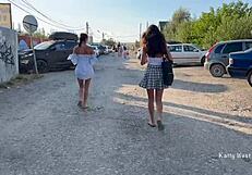 Dve punci flashata pičke na plaži brez hlačk