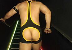 uma foda bareback intensa no clube de sexo