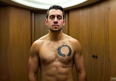 Ukryty doktor próbuje pierwszego gejowskiego misjonarza z muskularnym eskortą w głębokiej scenie