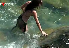 يا إلهي! الفتاة الحارة تركب صديقها على الشاطئ بينما يشاهد المتفرجون!