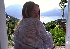 Pokorna vroča blondinka ponuja tesno pičko za intenzivno jebanje v POV! Vau, kakšna vožnja!