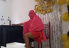 حفلة عيد ميلاد الفتيات الهنديات: كس جاف داكن يتوق للمتعة الرطبة