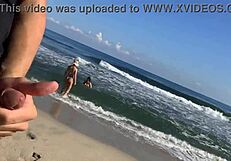 Дрочу на пляже, глядя на двух секси девчонок, которые мне помогают