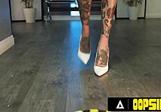 Horny visoka stjuardesa Rocky Emerson dominira kratkemu varnostniku Ricky Spanish pri delu