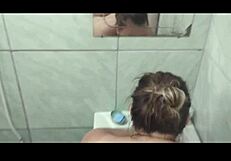 Amateur wife enjoys big ass bath play