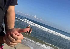 Me Hago la Paja en la Playa Viendo a Dos Chicas Sexys Que Me Ayudan