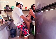 Seksi latinalainen keittiössä stringeissä saa kyrpäänsä nuollettua ja naidettua kovasti