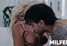 Meine vollbusige Milf-Lehrerin hat meinen Schwanz im Unterricht gegriffen!