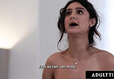 Eliza Ibarra's steamy scene with glasses mishap in Spanish