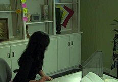 Monica Sweetheart rider kollegas pik på skrivebordet