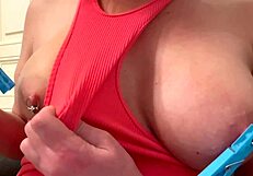 Wäscheklammern an Nippeln und Spucken auf große gepiercte Titten!