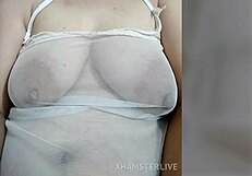 Juliana Japa con cuerpo peludo y pezones hinchados se toca sola