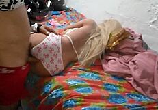 Блондинка принимает жесткий анальный игрушку глубоко внутрь