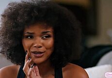 Tipă ebony în trio lesbian cu cea mai bună prietenă și colega de cameră