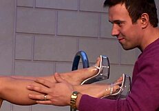 Amateur Sucks Barefoot Feet in Homemade Footjob Fucking