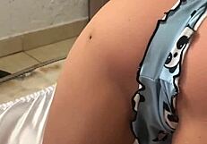 Padrastro nota que su hijastra lleva un juguete anal en público