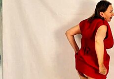 Vroča babica z velikimi naravnimi joški se sleče in pokaže ritko ter pičko v bližnjem posnetku