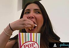 ג'יין ווילד משעממת שוכרת את לילי בל לזיון קשוח ומשמעת סקסית