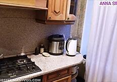 เพื่อนร่วมห้องโกรธของ เอ็ม เจ คว้าควยในครัวหอพัก