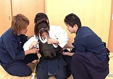 日本人の熟女教師が3人の男を誘惑して無修正JAVで乱交！正常位と騎乗位で交互に