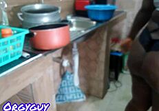 Ama de casa ebana desnuda muestra su coño chocolate en video casero discreto