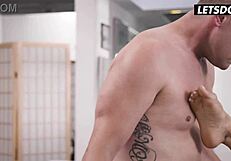 فانيسا سكاي النحيفة 19 عاماً تضرب من قبل زميل غرفة محظوظ فيديو كامل