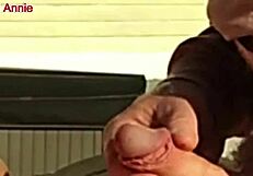 Cholera tak! Dojrzała Candi Annie doi kutasa na zewnątrz z połykaniem spermy!